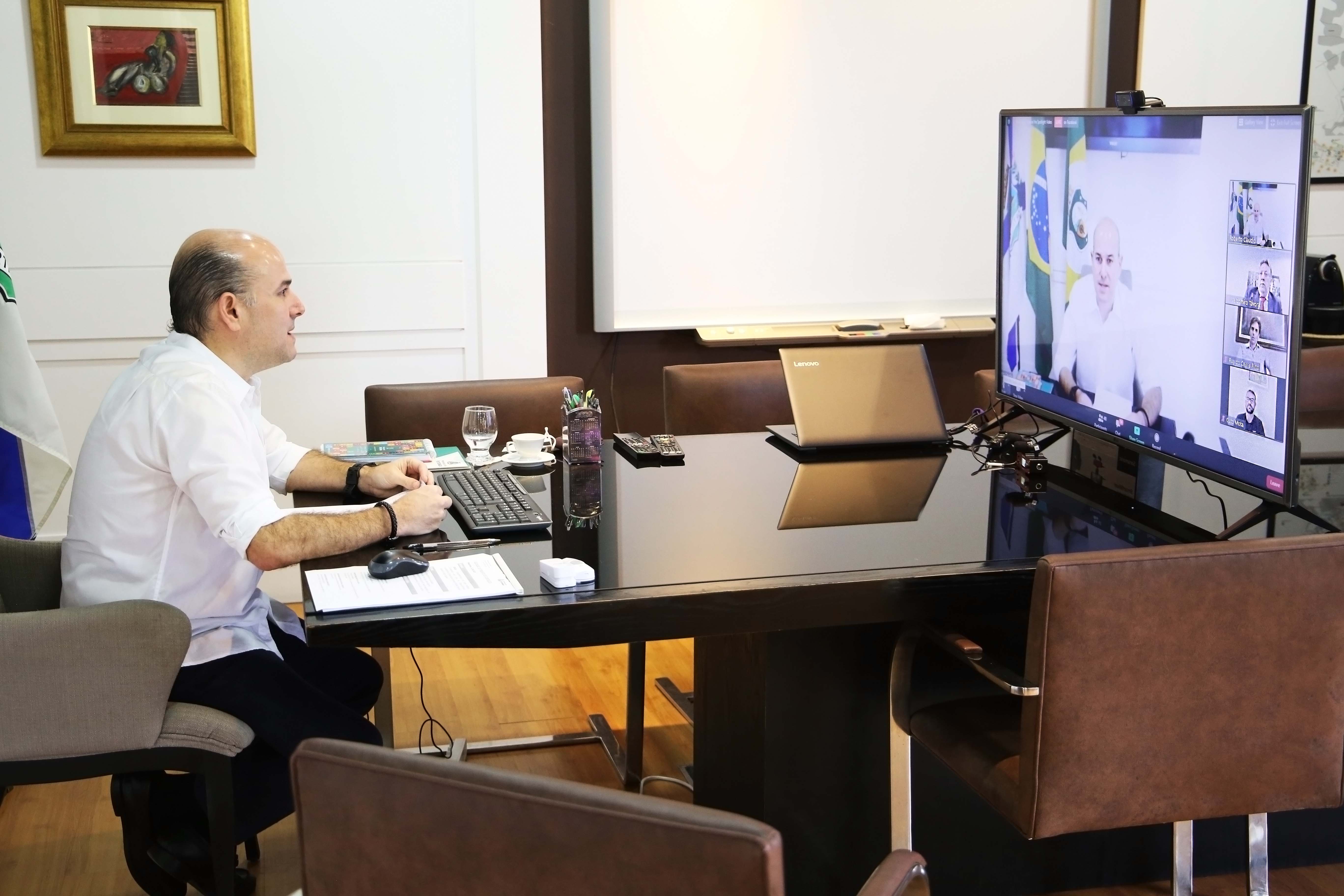 prefeito roberto cláudio na frente de um computador